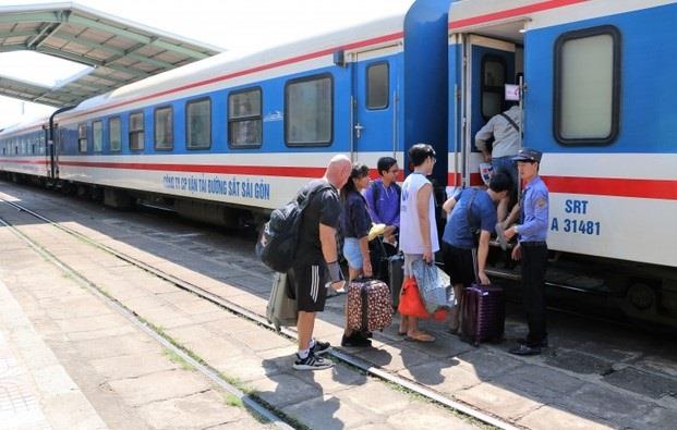 3.300 ve duong sat giam gia 50% trong thang 10 hinh anh