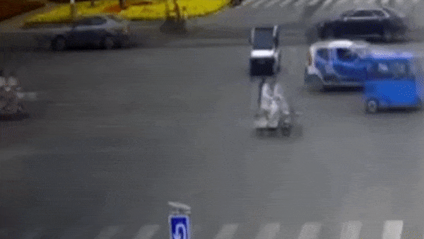 Co gai Trung Quoc bi xe dien tong, keo le tren duong hinh anh