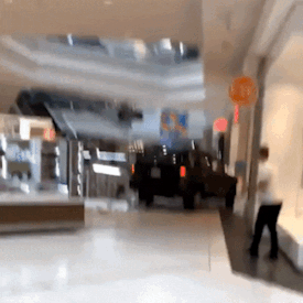 Oto ngang nhien chay trong trung tam thuong mai My hinh anh