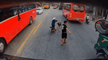 Tai xe Hai Phong dung xe de giup cu ba qua duong hinh anh