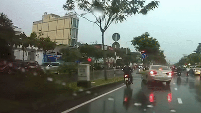 Thanh nien di xe may khong quan sat, tong thang vao oto tai TP.HCM hinh anh