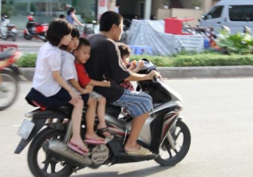 Nhieu phu huynh khong chap hanh luat giao thong hinh anh