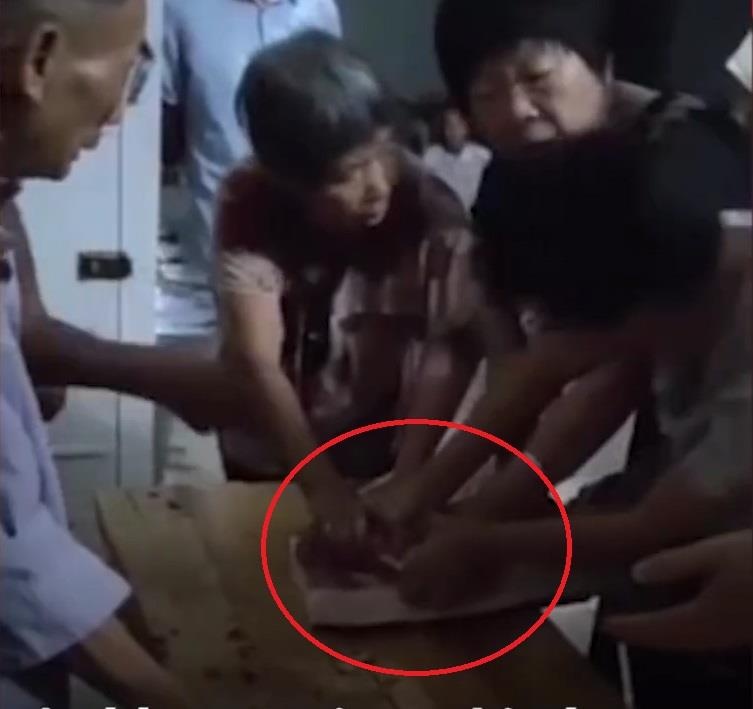 Phu nu tranh nhau mieng thit lon o Trung Quoc vi gia tang cao hinh anh