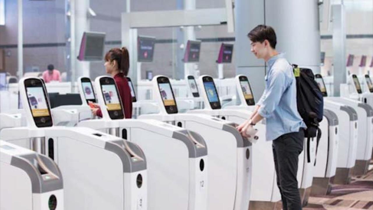 Quen mang chung minh thu, hanh khach Trung Quoc van co the len may bay hinh anh