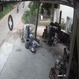 Xe truoc sang duong khong quan sat, xe sau lao ca vao nha dan de tranh hinh anh