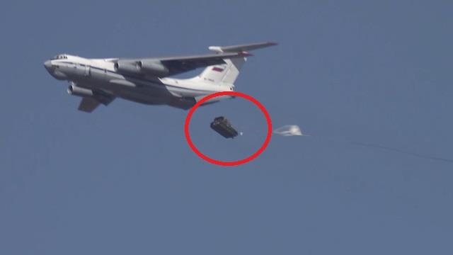 Xe boc thep cua Nga tan nat vi khong bung du khi tha roi hinh anh