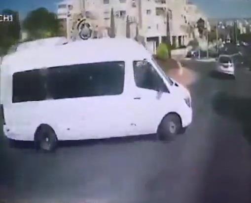 Nghich tai nghe khi dang lai, tai xe xe bus gay tai nan hinh anh