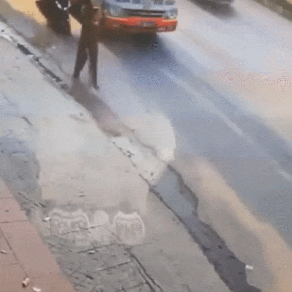 Vuot au, xe khach va cham voi xe may va nguoi di duong hinh anh