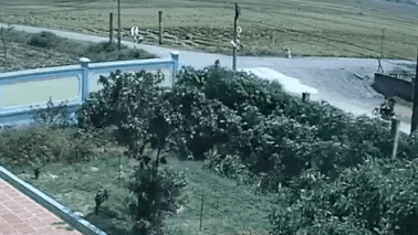 Khong giam toc do, oto tong trung xe may huc vang 2 nguoi hinh anh