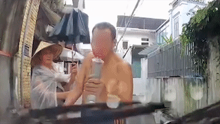 Nguoi dan ong say xin chan dau oto, moi tai xe uong ruou hinh anh