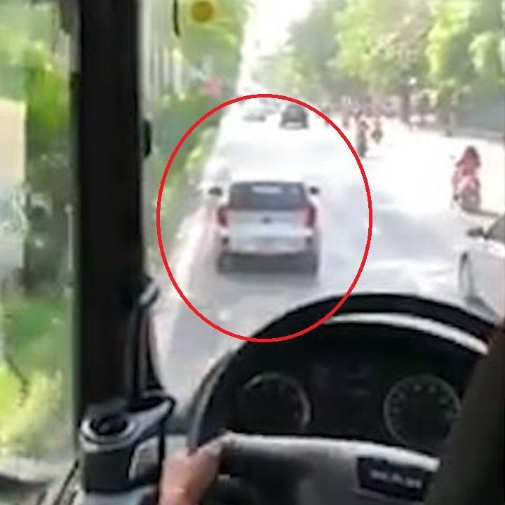 Oto can duong xe cuu hoa di chua chay o Ha Noi hinh anh