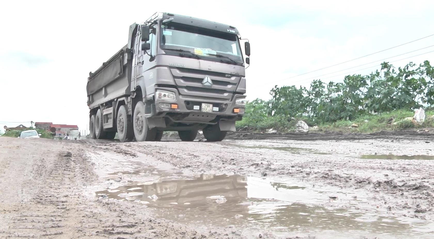 Xe qua tai cay nat mat de song Hong hinh anh