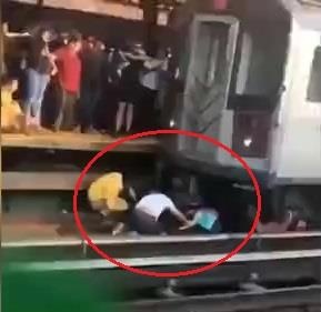 Be gai 5 tuoi thoat chet khi bi bo loi vao gam tau de tu tu hinh anh