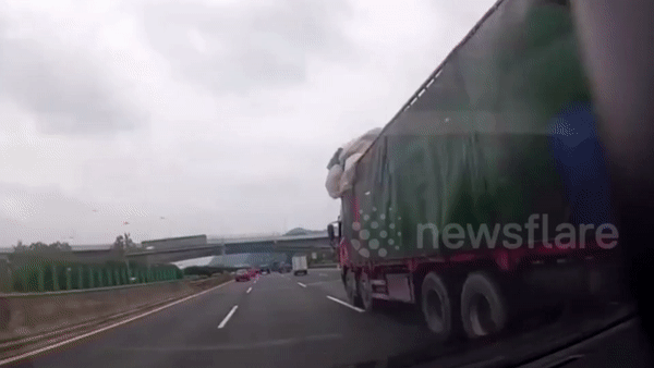 Vat la roi tu xe tai lam vo kinh oto hinh anh