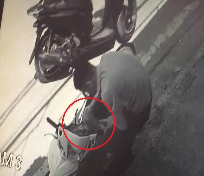 Nam thanh nien di SH trom bo rau muong tren xe Wave hinh anh