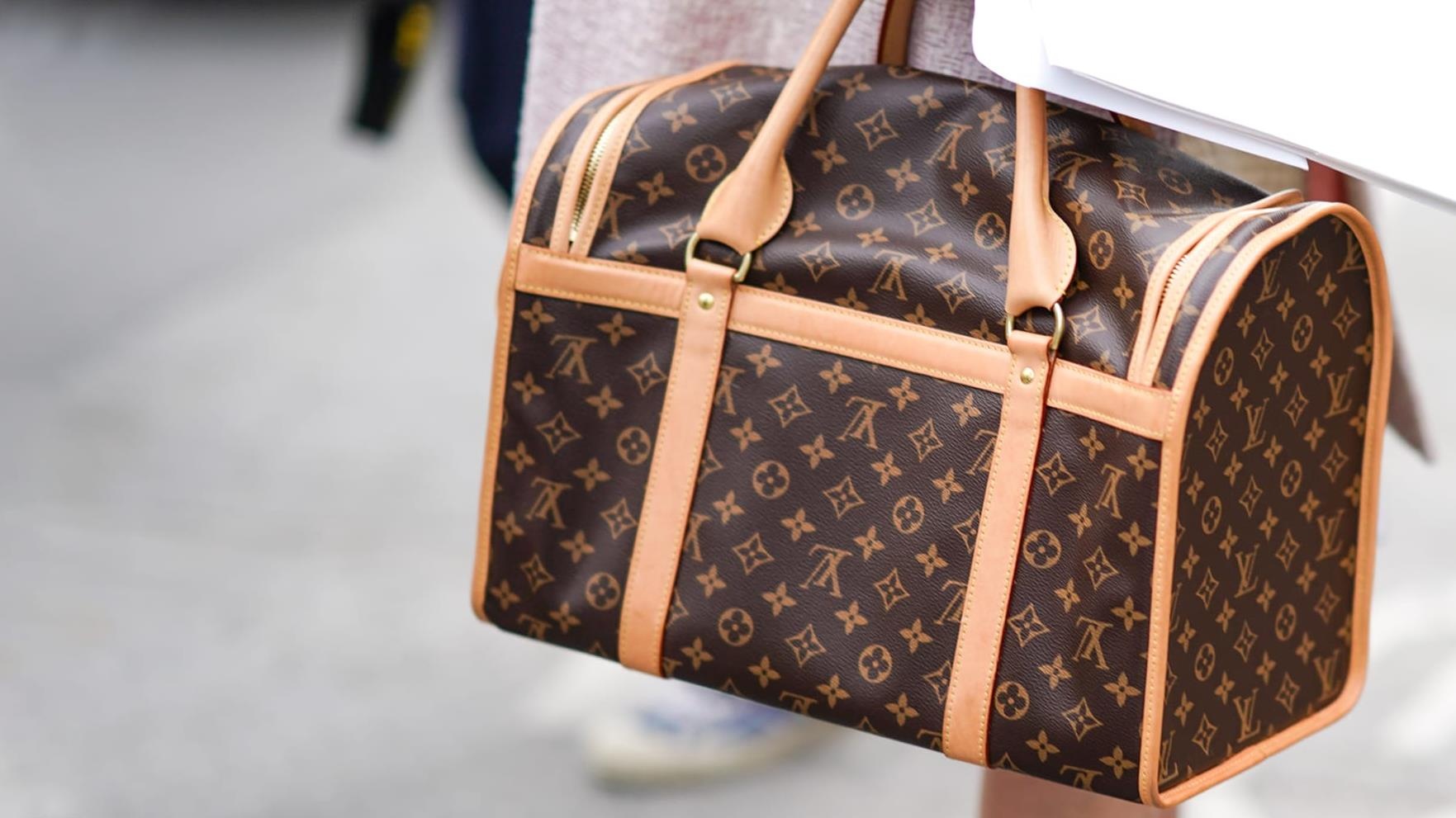 Tai sao Louis Vuitton lai co gia dat do va kho mua nhu vay? hinh anh