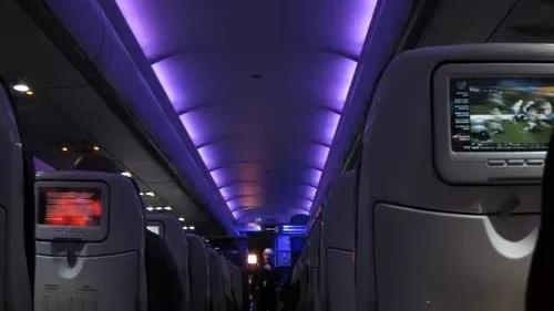 Tai sao may bay phai tat den khi cat va ha canh? hinh anh