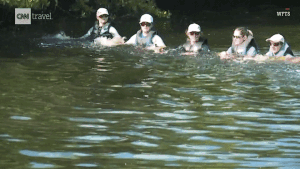 Hang 'xich nguoi' cuu doi ca heo mac ket thoat khoi kenh nuoc hinh anh