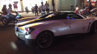 Sieu xe 80 ty Pagani Huayra loay hoay quay dau tren duong pho Da Nang hinh anh