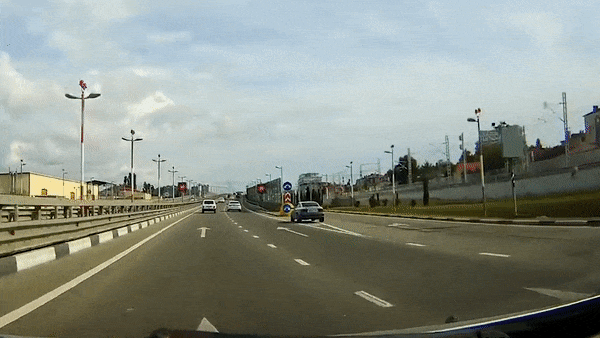 Canh oto lao vao dai phan cach vi tai xe ngu gat hinh anh