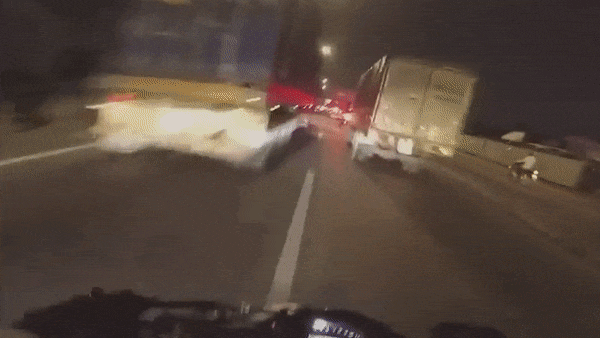 Xe may lang lach, vit ga di vao khe hep giua hai container hinh anh