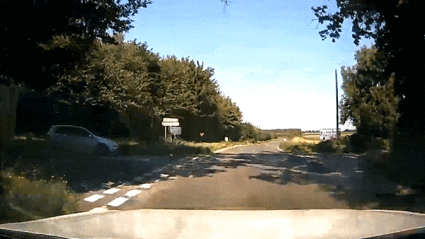 Khong quan sat khi ra duong lon, oto bi xe khac tong manh hinh anh