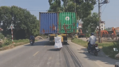 Xe dau keo cho 2 container tren duong hinh anh