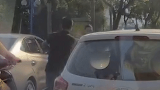 Tai xe oto rut gay duoi danh xe om cong nghe sau khi bi thach thuc hinh anh