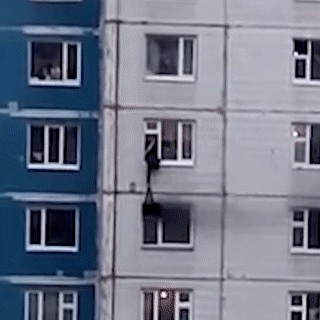 Giai cuu co gai mac ket trong can ho chung cu bi chay o Nga hinh anh