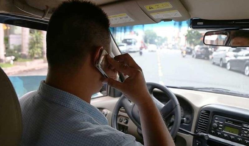 Bo Cong an de xuat luat hoa cam dung dien thoai khi lai oto hinh anh