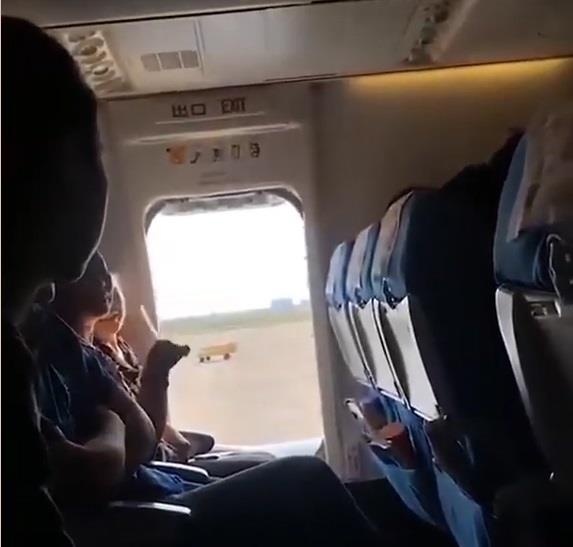 Nguoi phu nu Trung Quoc mo cua thoat hiem may bay de tho cho de hinh anh