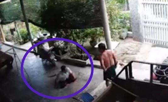 Bat khan cap nguoi chem chet hang xom ngay san nha hinh anh