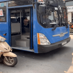 Xe buyt lien tuc bam coi ep sat le, ngan khong cho xe may vuot hinh anh