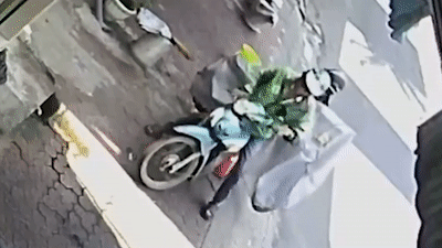 Ngai pha khoa, trom be nguyen xe dap dien len xe may de tau thoat hinh anh