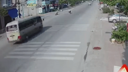 Tranh go giam toc, xe khach tong guc 2 nguoi di xe may hinh anh