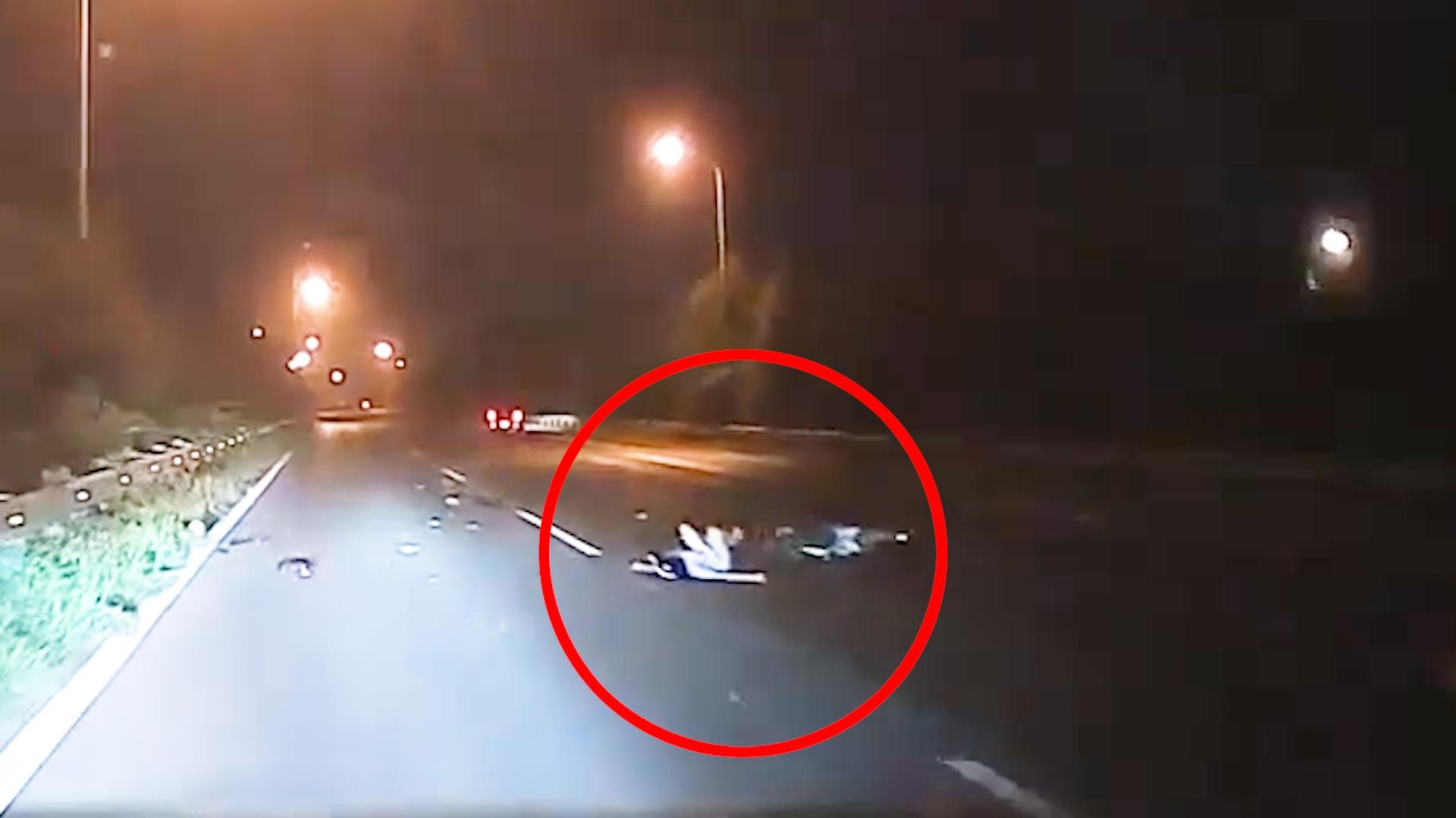 Co gai bi tong nguy kich khi chay vao lan 100 km/h tren dai lo hinh anh