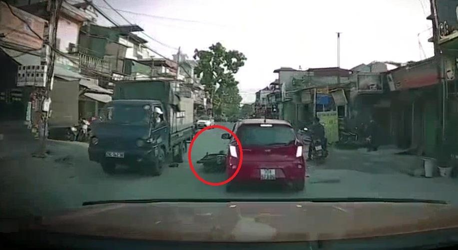 Thanh nien lao thang vao dau xe tai, nga ngay truoc mui oto con hinh anh