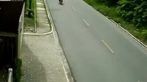 Shipper boc dau xe may, dam vao nguoi di duong hinh anh