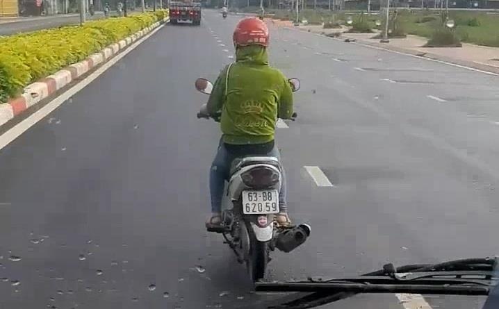 Nguoi phu nu chay xe may truoc dau oto, ngan khong cho vuot hinh anh