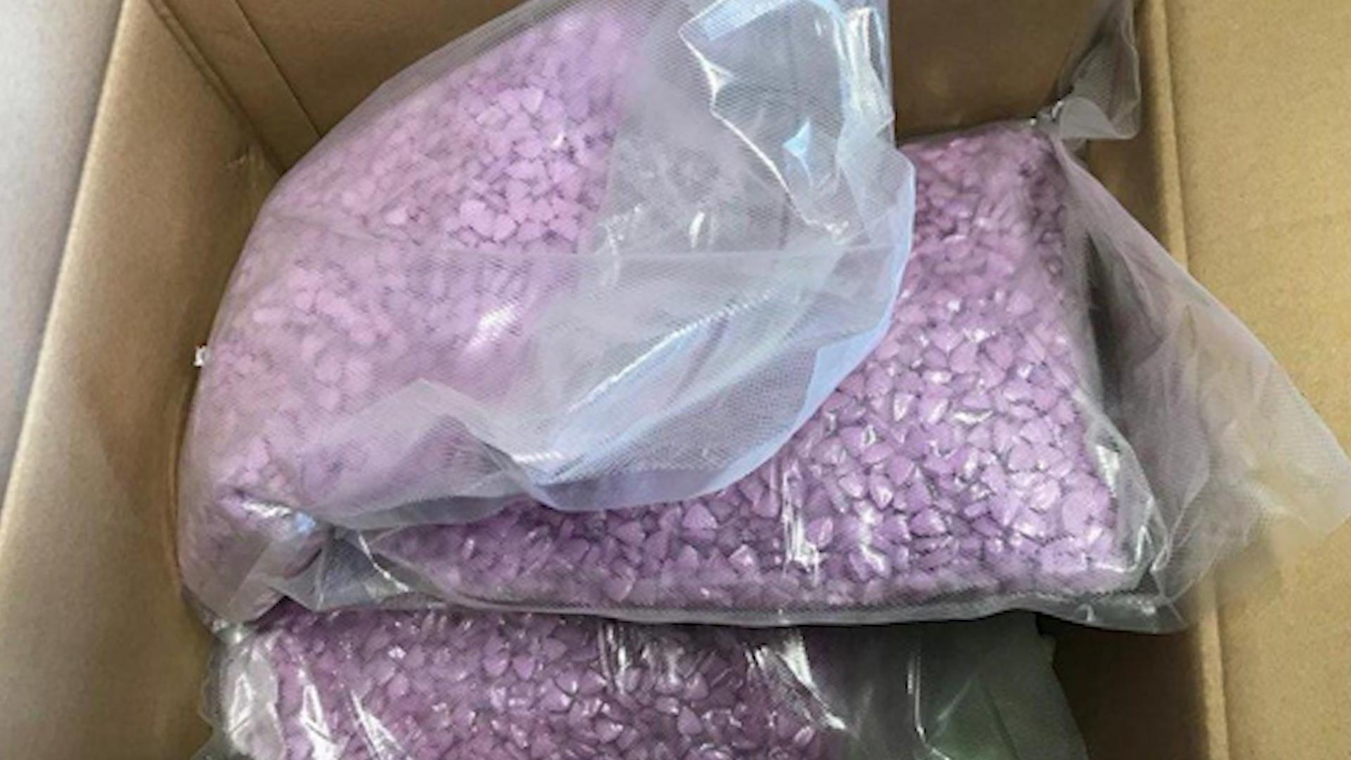 Mua vay tren mang, cap vo chong nhan goi thuoc lac nua trieu USD hinh anh