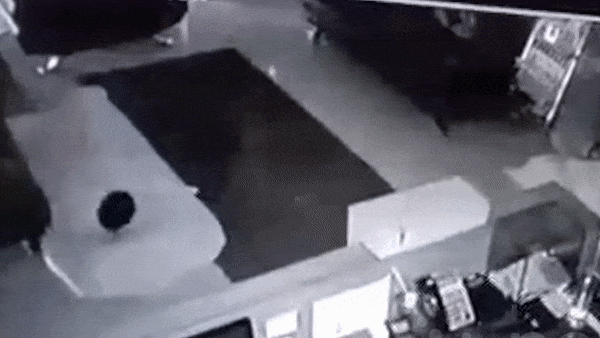 Oto dam vao khach san, suyt trung 2 nguoi dan ong An Do hinh anh