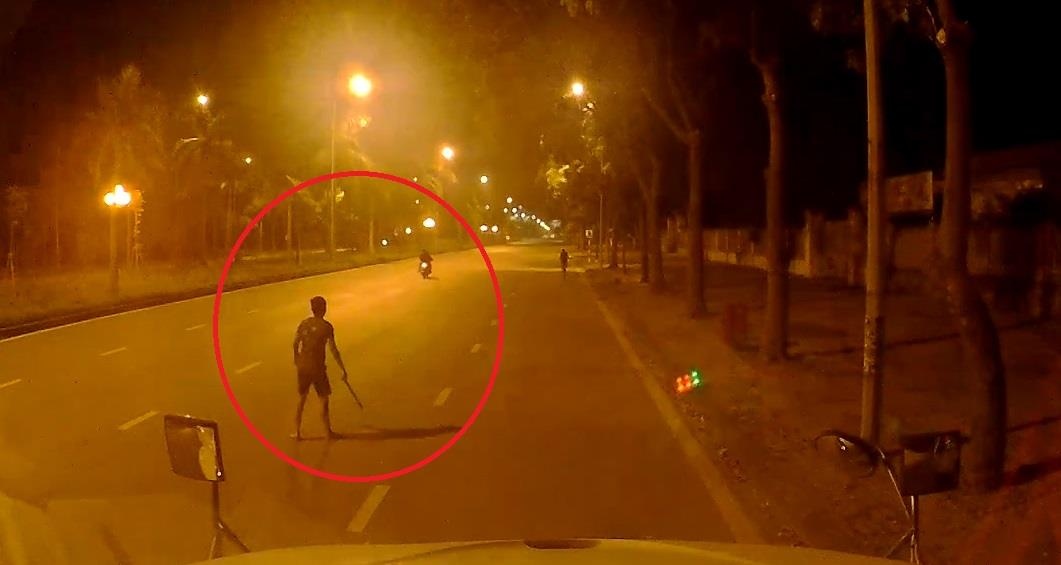 Trom vat guong container trong dem bi tai xe duoi danh hinh anh