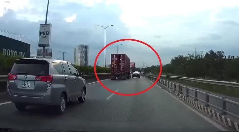 Canh oto con bi container dam do roi vao diem mu o TP.HCM hinh anh