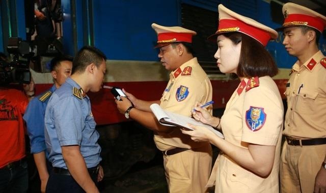 Kiem tra nong do con nhan vien duong sat hinh anh