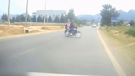 Oto tong doi nam nu vi qua duong thieu quan sat hinh anh