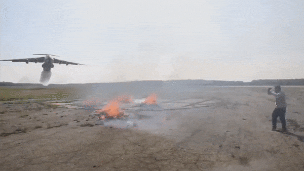 May bay ha canh khan cap tren cao toc, phi cong bay qua bien ca sau hinh anh