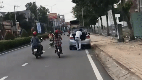 Thanh nien cam ma tau dap tra man khieu khich cua tai xe xe tai hinh anh