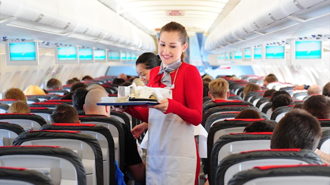 Tai sao khong nen uong tra, ca phe tren may bay? hinh anh