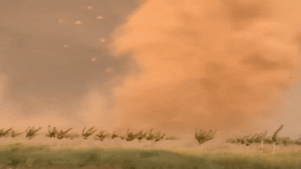 Con bao va loc xoay xay ra cung luc, cuon vao nhau khi di chuyen hinh anh