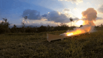 Xe lam tu bia giay bay vut nhu ten lua nho que diem boc chay hinh anh